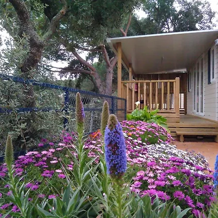 Fantastic Bungalow Equipped For 6 People Дом отдыха Калелья